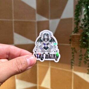Pegatina holográfica Stay Weird Girl / Calcomanía de diablo rebelde tatuado / Vinilo motivacional