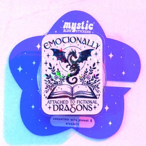 Känslomässigt knuten till fiktiva drakar Kindle Grip – Holografiskt MagSafe-telefon- och e-läsarställ | MysticBluuStickers™