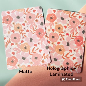 Puede incluir: Dos tarjetas con un patr&oacute;n floral, una con un acabado mate y la otra con un acabado laminado hologr&aacute;fico. El texto "Matte" est&aacute; debajo de la tarjeta mate y el texto "Holographic + Laminated" est&aacute; debajo de la tarjeta laminada.