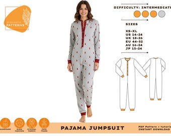 Pode incluir: Uma mulher usa um macacão de pijama cinza com acabamentos vermelhos e pequenos motivos de árvores vermelhas. O design inclui uma frente abotoada e mangas compridas. A imagem também mostra um diagrama de padrão e o texto "PAJAMA JUMPSUIT".