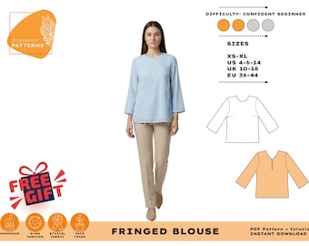 Pode incluir: Uma blusa de manga comprida azul-clara com padrão texturizado, combinada com calças bege. A imagem inclui texto da Dracaena Patterns, nível de dificuldade, tamanhos XS-XL, US 4-14, UK 10-18, EU 36-44, um desenho da blusa e o texto Fringed Blouse.