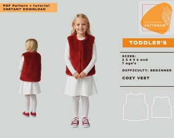 Pode incluir: Uma criança vestindo um colete aconchegante vermelho sobre uma camisa branca de manga comprida e uma saia branca. A imagem inclui o texto "PDF Pattern + tutorial INSTANT DOWNLOAD" e "TODDLER'S COZY VEST". O padrão é para tamanhos 2, 3, 4, 5, 6 e 7 anos.