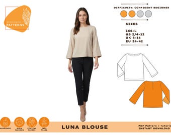 Pode incluir: Uma mulher vestindo uma blusa bege de manga comprida e calças pretas. A imagem inclui um design de padrão com o texto "LUNA BLOUSE", informações de tamanho e nível de dificuldade. A blusa tem decote em barco e mangas flare.