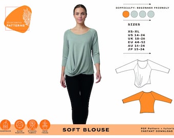 Pode incluir: Uma mulher veste uma blusa macia verde claro com uma frente drapeada, combinada com calças pretas. A imagem inclui um diagrama de padrão e texto indicando os tamanhos XS-XL, EU 44-52, e o nível de dificuldade. O texto também diz "SOFT BLOUSE".