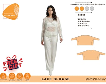 Pode incluir: Uma mulher modela uma blusa de renda branca e calças a condizer. A imagem inclui uma tabela de tamanhos, um indicador de nível de dificuldade e o texto "Lace Blouse". Gráficos adicionais incluem uma faixa "Free Gift" e ícones para feito à mão, tecido ético e comércio justo.