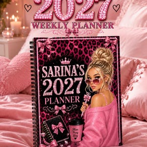 Può includere: Un'agenda settimanale 2027 a spirale con copertina leopardata rosa e la grafica di una persona con maglione rosa, occhiali da sole e chignon. Il testo riporta Personalized 2027 Weekly Planner, Sarina's 2027 Planner e Plan Pray Slay.