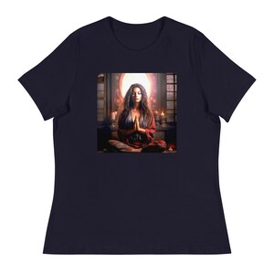 T-shirt décontracté pour femme &quot;Zen in Bliss : T-shirt graphique de méditation sereine pour femme&quot;