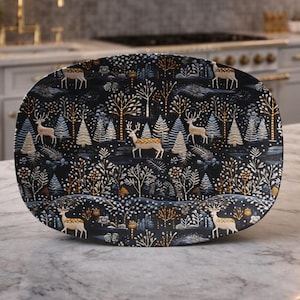 Bandeja de servir con temática de bosque nórdico: escena invernal con renos, bandeja de polímero escandinava, diseño plano.