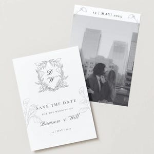 以下が含まれることがあります： 2つの白い結婚式の招待状。1枚のカードには、イニシャル「D」と「W」が入った花の紋章が描かれています。「SAVE THE DATE」の文字と「Dawson & Will」の名前が下に印刷されています。2枚目のカードには白黒写真と日付「12 | MAY | 2025」が記載されています。