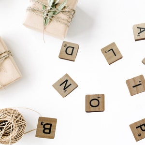 Lettere in legno dello Scrabble; abbellimenti in legno per scrapbooking; tessere di legno dello Scrabble; lettere in legno per fai da te