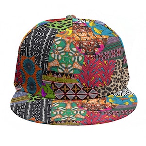 Könnte beinhalten: Eine Baseballkappe mit einem lebendigen Patchwork-Design, das verschiedene Muster wie Leopardenmuster, geometrische Formen, Stammesmotive und florale Elemente in leuchtenden Farben wie Rot, Orange, Grün, Blau und Schwarz auf der gesamten Oberfläche aufweist.