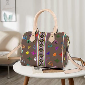 Afrikanische Vegan Boston Leder Geldbörse Tasche, Neon Toghu Formen auf Weiß mit khakifarbenen Griffen - Stilvolle Handtasche für jeden Anlass Frau Handtasche