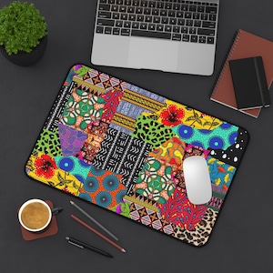 Peut inclure: Un tapis de souris coloré avec un motif patchwork composé de motifs géométriques, de fleurs et d'imprimés animaliers. Le tapis de souris est noir avec une bordure jaune.