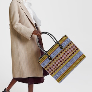 Afrikanische quadratische Leder-Einkaufstasche Toghu Ndop oder BW Bells Print Designs - Nachhaltige und stilvolle Handtasche für jeden Anlass, bereit zum Versand
