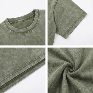 K&ouml;nnte beinhalten: Ein kurz&auml;rmeliges T-Shirt in ged&auml;mpftem Olivgr&uuml;n mit einer verwaschenen Vintage-Optik. Das Kleidungsst&uuml;ck verf&uuml;gt &uuml;ber einen gerippten Rundhalsausschnitt, doppelt gen&auml;hte &Auml;rmels&auml;ume und einen geraden Saum, die die strukturierte Webart des Stoffes zeigen.