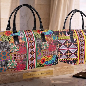 Pode incluir: Duas malas de viagem estampadas com alças e detalhes pretos. Uma mala apresenta um design de patchwork colorido com estampas florais e geométricas. A outra mala tem um padrão geométrico preto, amarelo e vermelho. As malas são exibidas em uma superfície de mármore.