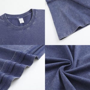 K&ouml;nnte beinhalten: Ein kurz&auml;rmeliges T-Shirt in dunkelblauer Mineralwaschung. Das Kleidungsst&uuml;ck verf&uuml;gt &uuml;ber einen Rundhalsausschnitt mit einem wei&szlig;en Innenetikett mit der Aufschrift 2XL, doppelt gen&auml;hte &Auml;rmels&auml;ume und einen doppelt gen&auml;hten Saum am unteren Rand.