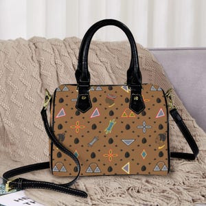 Afrikanische Vegan Boston Ledertasche, Toghu Formen Braun oder Schwarz Designs - Nachhaltige und stilvolle Handtasche für jeden Anlass, BEREIT zum VERSAND