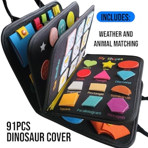 Pode incluir: Um livro de atividades em feltro preto com 91 pe&ccedil;as e capa de dinossauro. As p&aacute;ginas internas apresentam formas de espuma coloridas, como cora&ccedil;&otilde;es, estrelas e hex&aacute;gonos com etiquetas, al&eacute;m de atividades de correspond&ecirc;ncia de clima e animais.