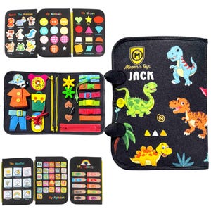 以下が含まれることがあります： 子供向けの教育用フェルトアクティビティブックのコレクション。動物、数字、形、天気、色、アルファベットなど、さまざまなテーマを扱っています。1冊の本には恐竜のイラストと「Megan's Toys JACK」というテキストがあります。