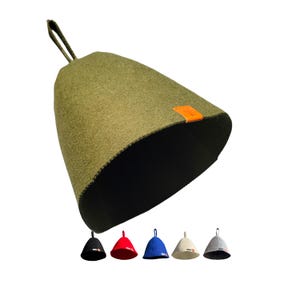 Könnte beinhalten: Olivgrüner Sauna-Hut mit Aufhängeschlaufe. Der Hut hat eine dunkle Innenseite und ein orangefarbenes Etikett. Darunter sind fünf kleinere Sauna-Hüte in Schwarz, Rot, Blau, Creme und Grau.