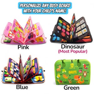 Pode incluir: Quatro pain&eacute;is sensoriais de feltro nas cores rosa, preto, azul e verde, com elementos interativos como bot&otilde;es, z&iacute;peres e formas. O painel verde exibe o nome Charlotte e ilustra&ccedil;&otilde;es de animais. Texto: PERSONALIZE ANY BUSY BOARD WITH YOUR CHILD'S NAME!