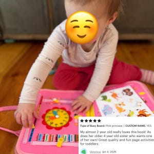 Pode incluir: Um livro de atividades em feltro rosa para crian&ccedil;as pequenas, com um mostrador de rel&oacute;gio amarelo com ponteiros m&oacute;veis, abas coloridas para os dias da semana e uma p&aacute;gina com v&aacute;rios autocolantes de animais para brincar e aprender.