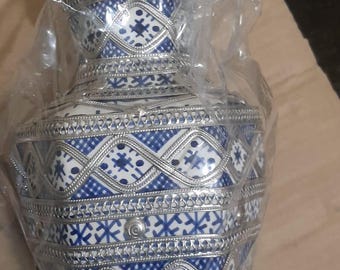 手作りのモロッコ陶器の花瓶：赤いセラミックニッケルシルバーの象嵌