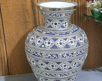 手作りのモロッコ陶器の花瓶：赤いセラミックニッケルシルバーの象嵌