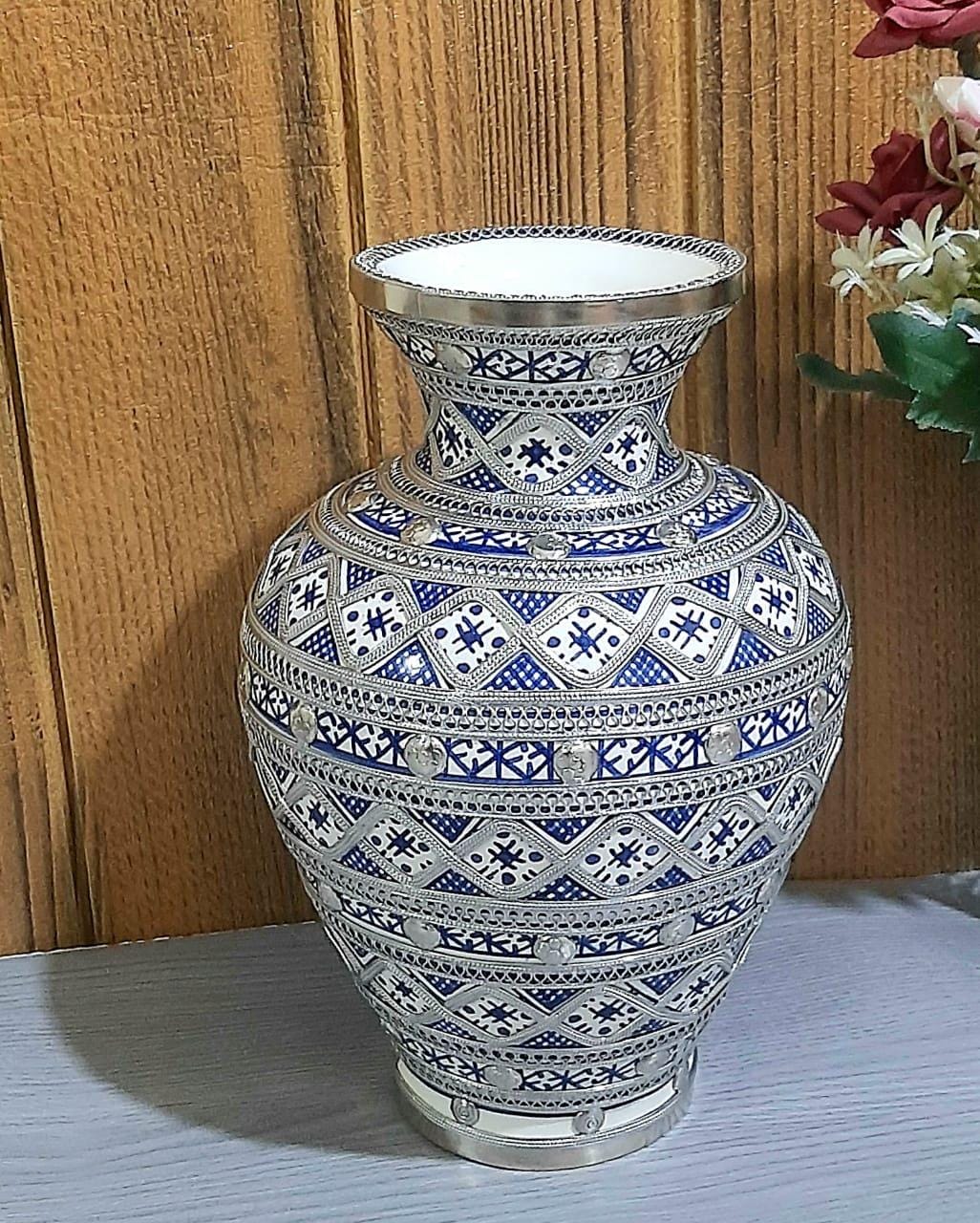 陶器　花瓶 手作りのフェズ陶器の花瓶：モロッコのニッケルシルバー象嵌陶器