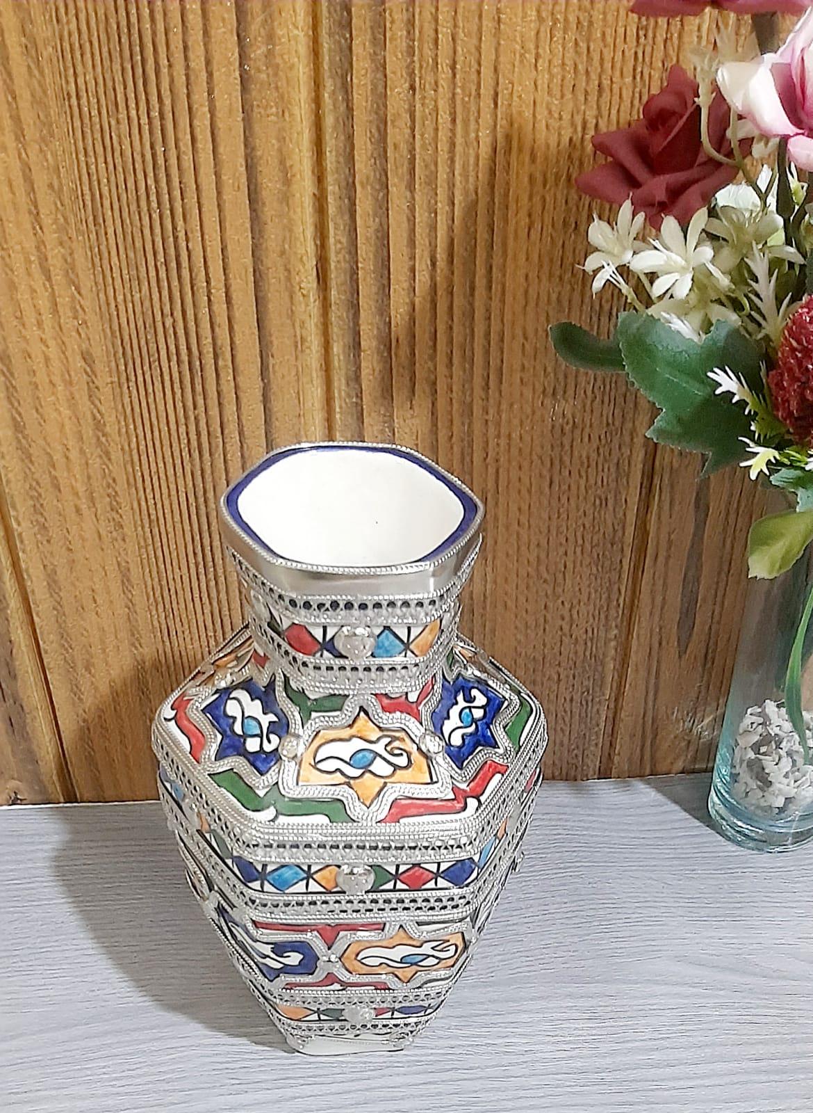 手作りのモロッコ・フェズ陶器花瓶：手描きのニッケルシルバー象嵌