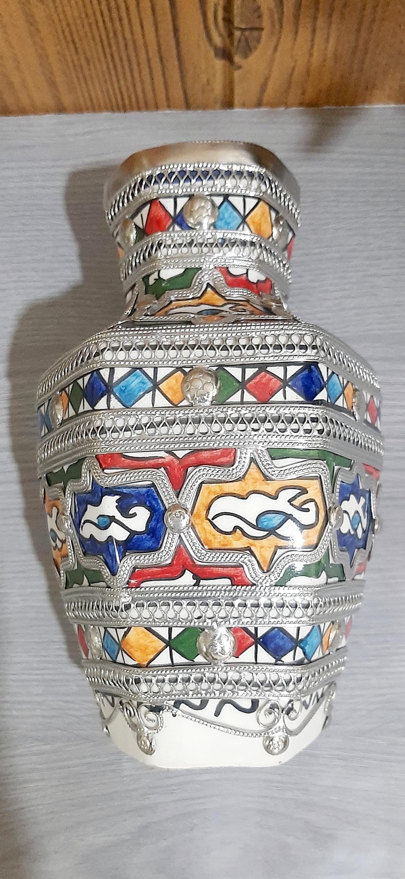 手作りのモロッコ・フェズ陶器花瓶：手描きのニッケルシルバー象嵌