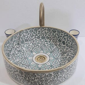Lavabo marroquí de cerámica azul turquesa con diseño pintado a mano y detalles en oro de 14 quilates. Lavabo de baño único. Lavabo de encimera artesanal.