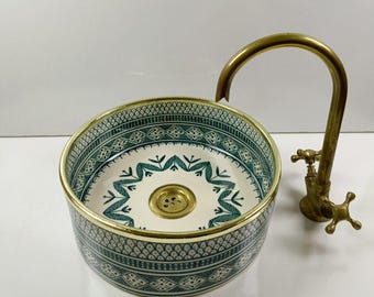Lavabo de cerámica marroquí color verde azulado con borde de latón, lavabo de baño pintado a mano, lavabo de tocador de lujo estilo bohemio costero.