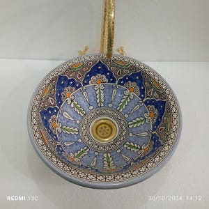 Niestandardowa ceramiczna umywalka łazienkowa, ręcznie robiona umywalka nablatowa, kolorowa umywalka łazienkowa, blat z ceramiki w stylu rustykalnym, wyjątkowa ceramiczna umywalka.