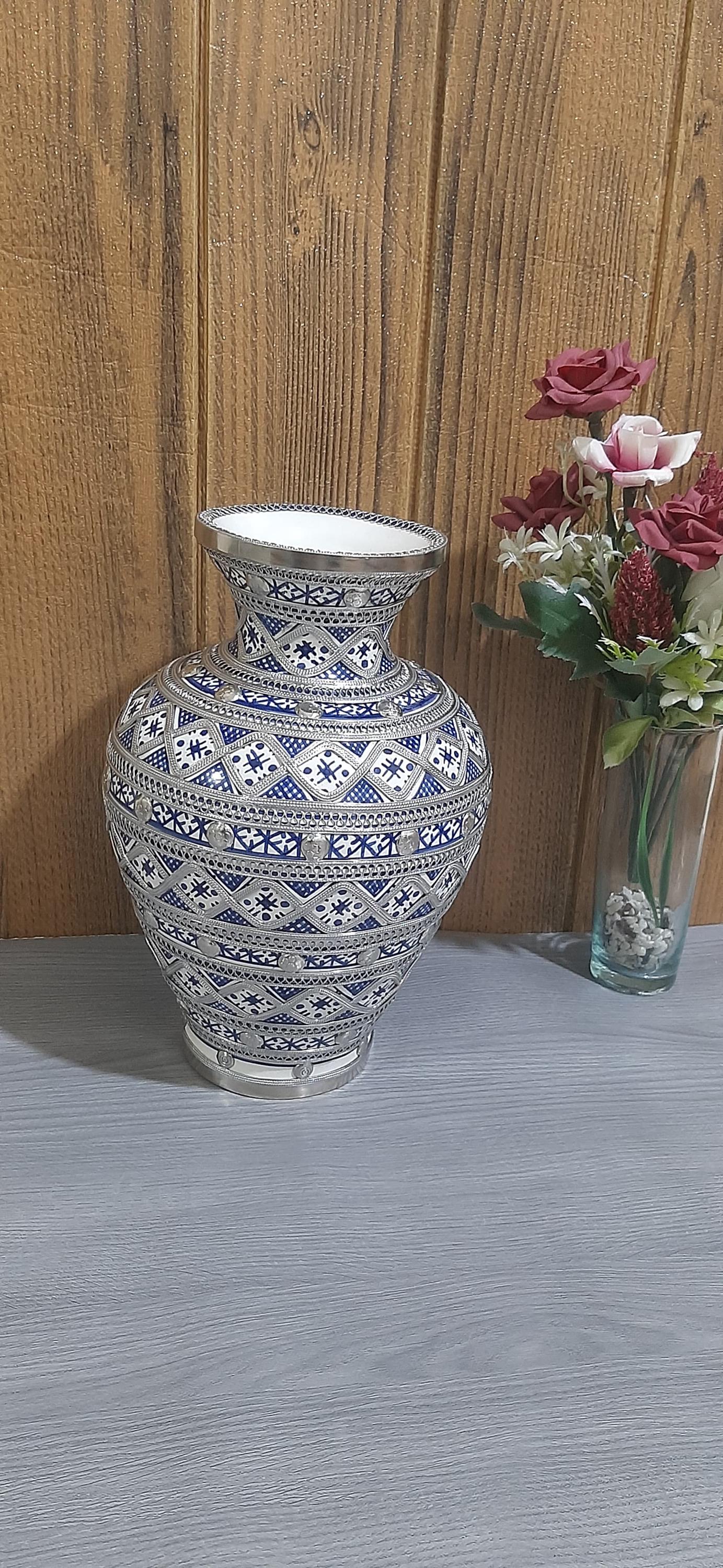手作りのモロッコ陶器の花瓶：赤いセラミックニッケルシルバーの象嵌