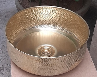 Lussuoso lavandino rotondo in ottone martellato - Lavandino da bagno sopra il mobile fatto a mano, lavabo da appoggio con calda tonalità di ottone, arredamento marocchino per la casa