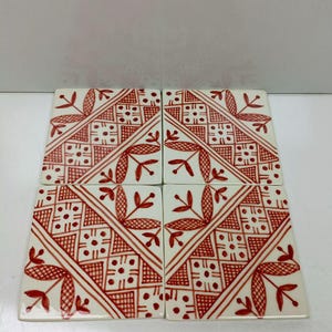Azulejos marroquíes artesanales de 4x4 pulgadas: Zellige de cerámica pintado a mano en rojo y blanco. Ideales para salpicaderos de cocina, baños, chimeneas o como elemento decorativo.