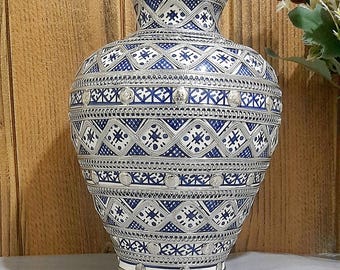 手作りのモロッコ陶器の花瓶：赤いセラミックニッケルシルバーの象嵌