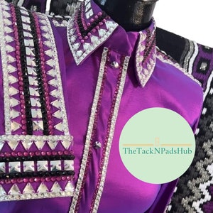 Könnte beinhalten: Lilafarbenes Showhemd mit silbernen und schwarzen Strasssteinen, mit einem spitzen Kragen und langen Ärmeln. Das Hemd ist mit einem geometrischen Muster aus Dreiecken und Quadraten verziert. Der Text "TheTackNPadsHub" ist auf einem grünen Kreis sichtbar.