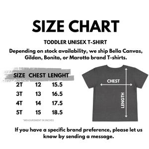 Puede incluir: Tabla de tallas para camisetas unisex para ni&ntilde;os peque&ntilde;os. La tabla incluye medidas de pecho y largo en pulgadas para las tallas 2T a 5T. La imagen tambi&eacute;n muestra una camiseta gris con flechas.