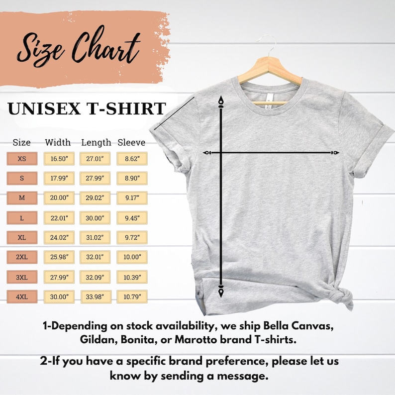 Puede incluir: Una camiseta unisex gris claro colgada de una percha de madera. La imagen incluye una tabla de tallas con medidas en pulgadas para el ancho, el largo y el largo de la manga. El texto de la imagen dice "UNISEX T-SHIRT" y "Size Chart."