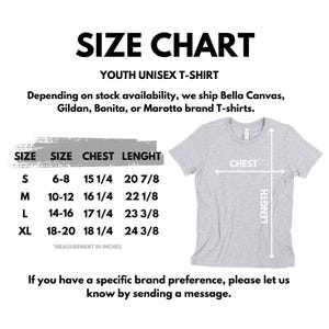 Puede incluir: Tabla de tallas para camisetas unisex para j&oacute;venes, con medidas en pulgadas. La tabla incluye tallas S, M, L y XL, detallando las dimensiones del pecho y la longitud. Se muestra un gr&aacute;fico de camiseta gris claro con indicadores de pecho y longitud.