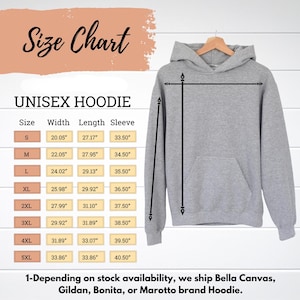 Puede incluir: Una sudadera con capucha unisex gris con una tabla de tallas. La tabla enumera las tallas S a 5XL, con medidas de ancho, largo y largo de manga en pulgadas. El texto "Size Chart" est&aacute; en la parte superior.
