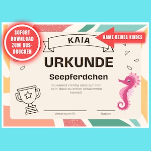Könnte beinhalten: Eine Urkunde mit dem Namen "Kaia" oben, mit einer rosa Seepferdchen-Illustration. Die Urkunde enthält Text auf Deutsch, eine Trophik-Grafik und Platz für Unterschrift und Datum. Ein roter Kreis mit Text befindet sich oben links.