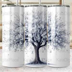 Könnte beinhalten: Ein weißer Becher mit einem umlaufenden Design, das einen Baum mit grauen Ästen und weißen Blüten zeigt. Der Baumstamm ist dunkelgrau und das Design enthält blaue Bänder. Der Becher hat einen silbernen Deckel und einen Strohhalm.