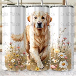 Könnte beinhalten: Ein weißer Becher mit einer Illustration eines Golden Retriever-Hundes, umgeben von Wildblumen. Der Hund wird in einer Laufpose dargestellt, in einem weichen, aquarellartigen Stil. Der Becher hat einen Strohhalm und ist für Getränke konzipiert.
