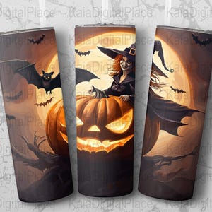 Könnte beinhalten: Drei Halloween-Becher mit einem Hexen-, Fledermaus- und Kürbis-Design. Die Hexe trägt einen schwarzen Hut und Umhang und sitzt auf einem geschnitzten Kürbis. Fledermäuse fliegen vor einem Vollmond. Die Becher sind etwa 20 cm hoch.