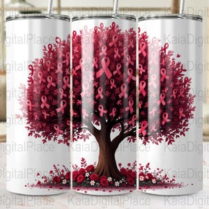 Könnte beinhalten: Ein weißer Becher mit einem Baumdesign, verziert mit rosa Schleifen und Blättern, das das Bewusstsein für Brustkrebs symbolisiert. Der Baum hat einen braunen Stamm und ist von roten Rosen und weißen Blumen umgeben.