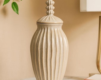 Vaso decorativo de cerâmica Elysian | Vaso alto texturizado com tampa | Decoração moderna e neutra para casa | Vaso de grés pintado à mão